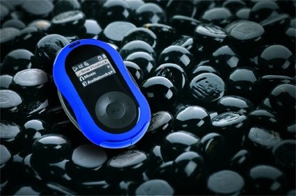 Il lettore MP3 ideale per gli sportivi? RCA JetStream, con auricolari wireless, radio FM, cronometro e misuratore di calorie.