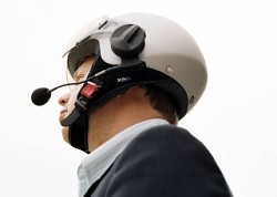 Parrot SK4000: auricolari Bluetooth per motociclisti con radio e riconoscimento vocale integrato