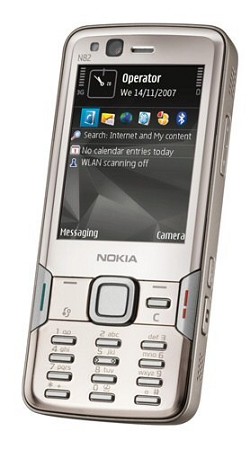 Nokia N82, atteso smartphone con navigatore satellitare, HSDPA e Wi-Fi. Fotocamera integrata da 5 megapixel.