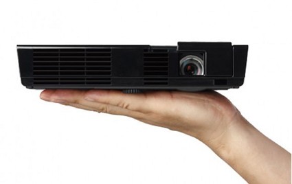 Nuovo videoproiettore ultra portabile NEC NP-L50W: specifiche e prezzo