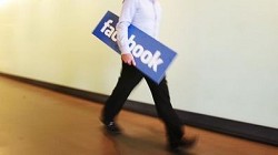 Un bug all'interno di Facebook consente di vedere anche foto private e nascoste al pubblico: il primo a farne le spese ? Zuckerberg