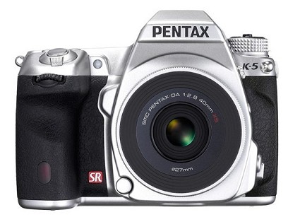 Nuovo look per la famosa reflex Pentax K-5: eccola in versione argentata