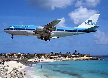 Volare nell'era dei social: con KLM il vicino di posto lo scegli in base a Facebook e LinkedIN