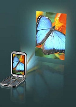 Mini-proiettori per cellulari, computer, lettori multimediali per vedere video e film come se fossero sullo schermo di una tv. Tra i primi quelli di Samsung. In vendita entro breve.