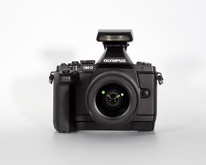 Nuova fotocamera reflex Olympus OM-D E-M5: caratteristiche tecniche e prezzo 