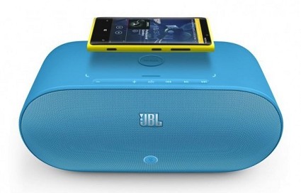 Nuovo speaker JBL PowerUp: mentre ascolti ricarichi in wireless il Nokia Lumia 920