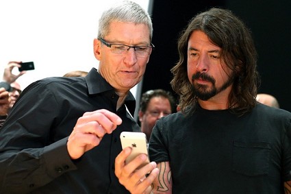 Apple presenta l'iPhone 5 a San Francisco: piacer? il design dello smartphone a Dave Grohl?