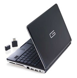 Computer ultraportatile Gdium: si differenzia dagli altri modelli per lunga autonomia, una chiavetta personalizzata che contiene tutto il pc e sistemi di connessione wi-fi, Bluetooth e slot per sim card.