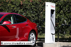 Auto elettrica al Salone di Ginevra 2014: Tesla presenta 30 nuovi Supercharger in Europa