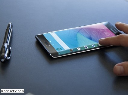 Samsung Galaxy S6: ? boom di preordini per i nuovi smartphone del colosso coreano. Aperta la sfida a Apple