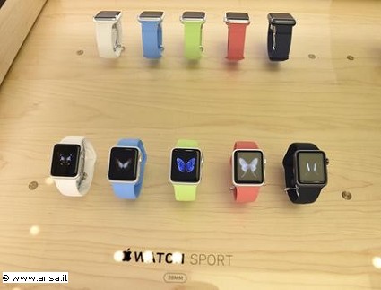 Apple Watch: boom di vendite e ordini. Le donne lo preferiscono