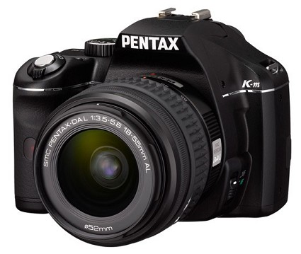 Pentax K-m, la prima reflex della casa giapponese in vendita a meno di 500 euro. Caratteristiche tecniche e tecnologie. 