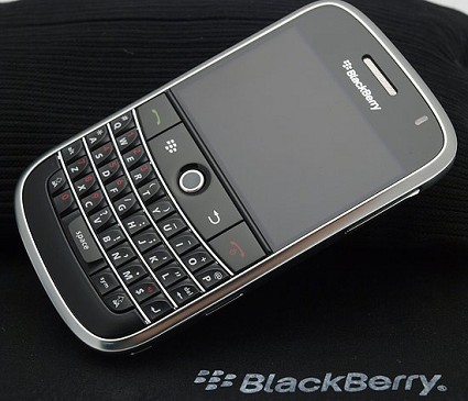 Bold 9000: il nuovo smartphone business BlackBerry dal design elegante e ricco di dotazioni. Disponibile anche in Italia. 