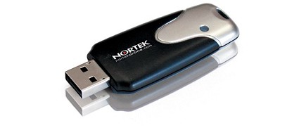 Computer con Bluetooth: una chiavetta USB per inserirlo. Si potranno trasferire dati tra computer e cellulare e anche telefonare con il PC.