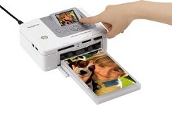 Stampanti per foto pi?? veloci esistenti: nuove Sony DPP-FP90 e Sony DPP-FP70. Stampano senza computer e con fotoritocco che elimina anche gli occhi rossi.