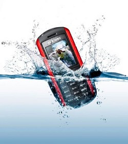Samsung Xplorer B2100: nuovo cellulare dedicato agli amanti delle giornata all?aperto, protetto nei materiali contro acqua, polvere e cadute. 