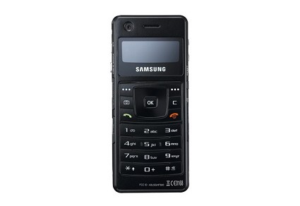 Samsung F300: cellulare compatto da un lato, lettore MP3 dall?altro. Ambedue con schermi LCD. Una soluzione davvero innovativa.