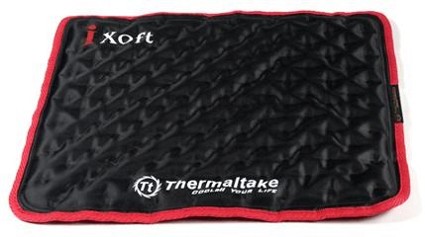 Raffreddare il computer portatile senza ventole ma coprendolo con un particolare tessuto:  iXoft Fanless Notebook Cooling Pad di Thermaltake