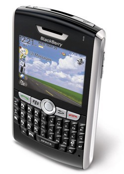 BlackBerry 8820: nuovo modello con Wi-Fi, GPS e track-ball integrati. Supporta le memory card microSD.